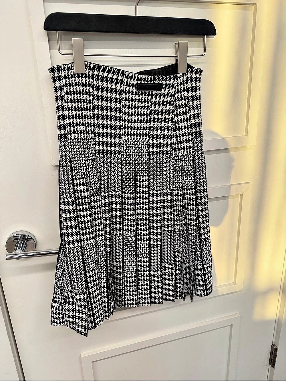 APPARLEL Pleated Skirt in Black & White houndstooth Size Small Like new